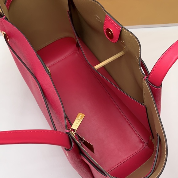 MICHAEL KORS
Reed Large Leather Belted Satchel
Shoulder bag
Electric Pink
NWT - Picture 10 of 14